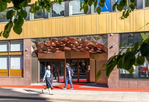 Storgata 8 er et forretnings- og kontorbygg midt i Oslo sentrum bygget i nyere tid og utgjør 3 200 kvadratmeter BTA fordelt over åtte etasjer og én underetasje. I 1. og 2. etasje er sportsbutikken XXL etablert, mens etasjene over er kontorlokaler.