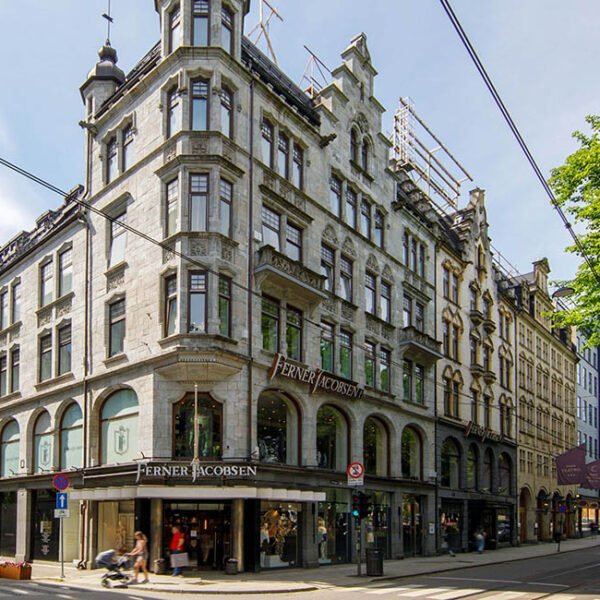 Stortingsgata 14 er et flott og representativt hjørnebygg som ble tegnet av arkitekt Christian Reuter og oppført i 1897 for advokatene Kjær og Roll.