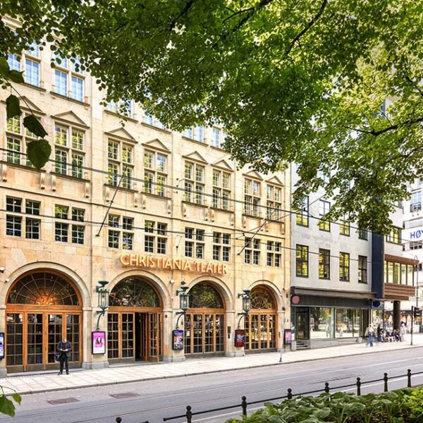 Stortingsgata 16 huser den sjeldne hotellperlen Hotel Christiania Teater. I dette bygget har det blitt invitert til opera, revy, kinoforestillinger og teater i over 100 år.