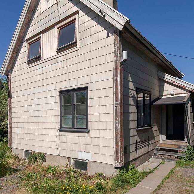 Strømsveien 234 er et bolighus på 98 kvadratmeter med et lite uthus og hage. Huset ligger i et boligområde på Alnabru på andre siden av veien for A-Møbler.