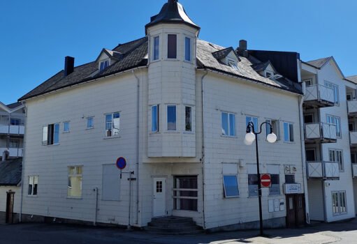 Vestfjordgata 28/30 og Sjømannsgata 2 i Svolvær huset det gamle Sjømannshjemmet som tidligere var drevet som kafé og møteplass for fiskerne.