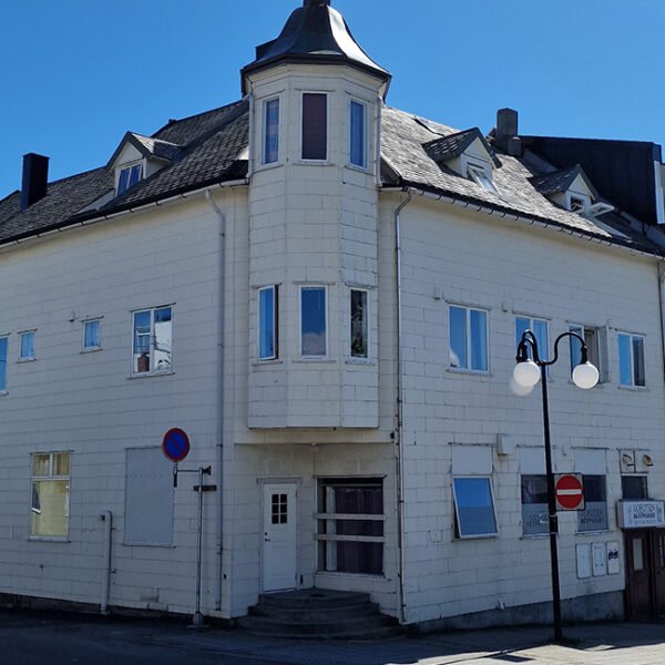 Vestfjordgata 28/ 30 og Sjømannsgata 2 i Svolvær huset det gamle Sjømannshjemmet som tidligere var drevet som kafé og møteplass for fiskerne.