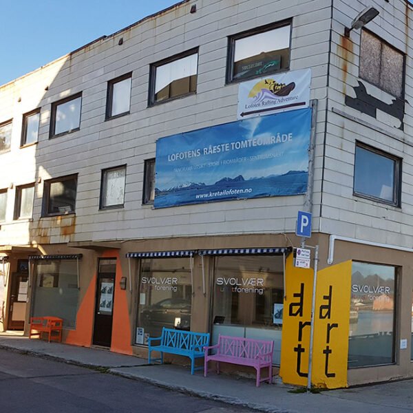 Vestfjordgata 34–38 ligger sentralt til i Svolvær og bygningen utgjør cirka 2 200 kvadratmeter BTA. Her holdt den tidligere jernvare- og møbelforretningen til, som på folkemunne ble kalt Jern & Bygg, fram til den stengte i 2010.