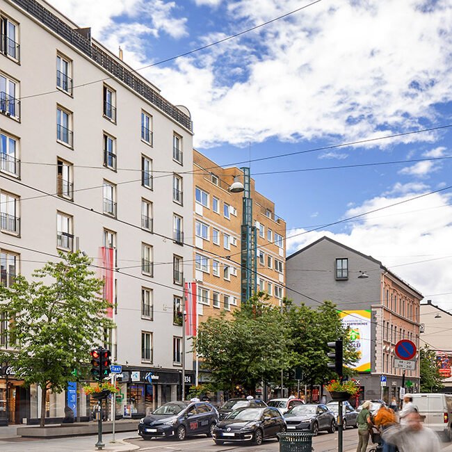 Bogstadveien 34 er en hybelgård over åtte etasjer oppført i 1938. Det er etablert forretningsvirksomheter i 1. etasje og hybelleiligheter i etasjene over. Victoria Eiendom eier syv leiligheter på totalt 422 kvadratmeter BTA.