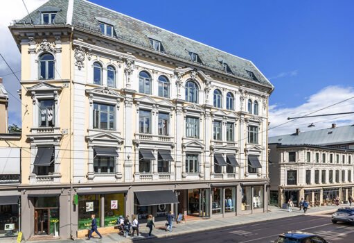 Hegdehaugsveien 27 er en vakker hjørnebygning i fire etasjer i tillegg til kjeller og innredet loft. Bygget er tegnet av arkitekt Ludwig Zapffe og oppført i 1895.