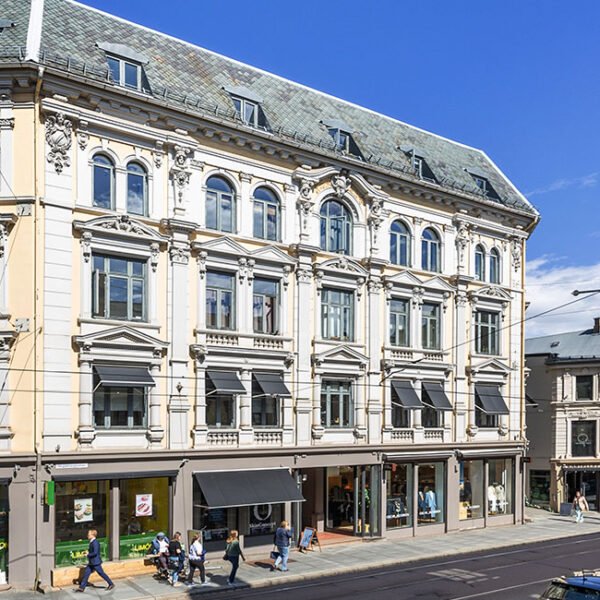 Hegdehaugsveien 27 er en vakker hjørnebygning i fire etasjer i tillegg til kjeller og innredet loft. Bygget er tegnet av arkitekt Ludwig Zapffe og oppført i 1895.