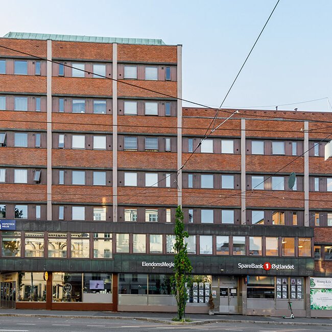 Majorstuveien 38/40 har en attraktiv beliggenhet i krysset Kirkeveien/Majorstuveien.