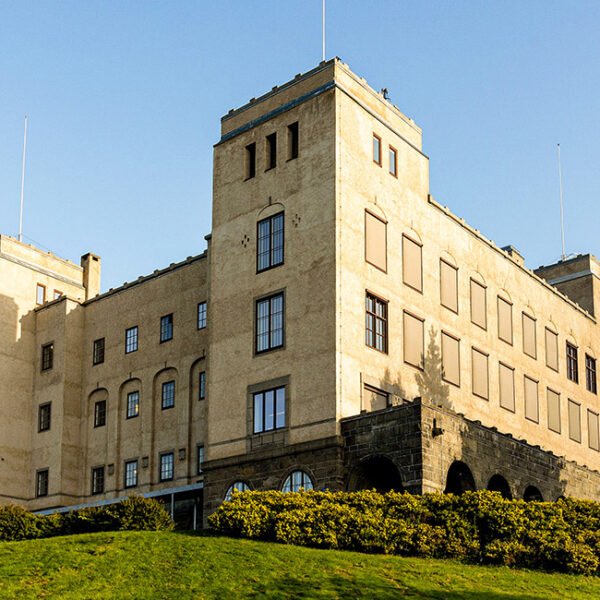 Kongsveien 30, kjent som Sjømannsskolen, er et landemerke i Oslo, beliggende på Ekeberg med en fantastisk utsikt over Oslofjorden.