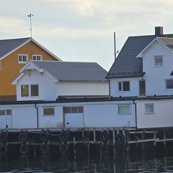 Kaiveien 23/27/29 ligger i naturskjønne omgivelser i Kabelvåg og består av to bolighus og et produksjons-/lagerlokale for fiskeindustri.