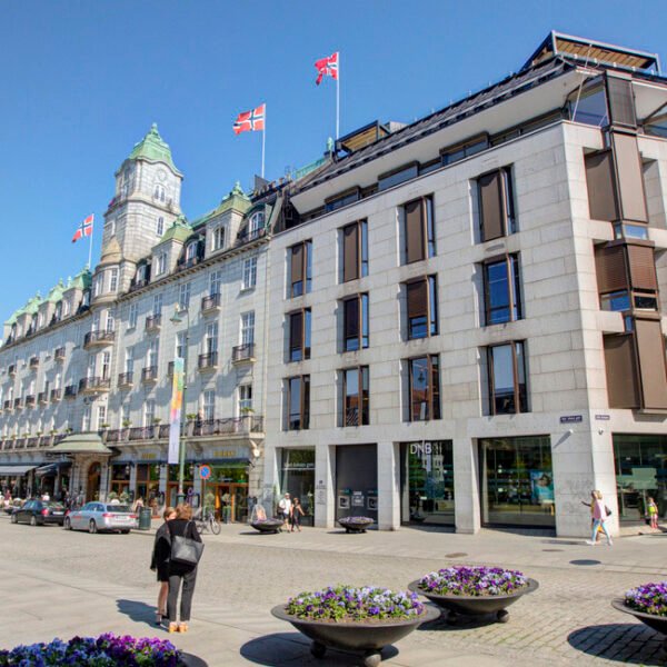 926 kvm | Representative kontorlokaler med imponerende takhøyde – midt i Oslos paradegate