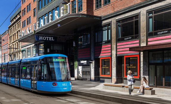 Trikk utenfor Folketeaterpassasjen