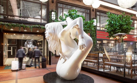 Kate Moss skulptur Folketeaterpassasjen