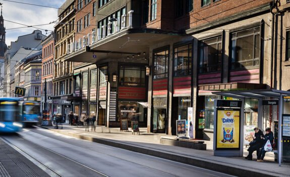 Trikkeholdeplass utenfor Folketeaterpassasjen