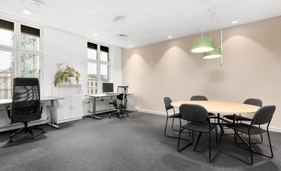 Kontor med pulter og møteromsbord