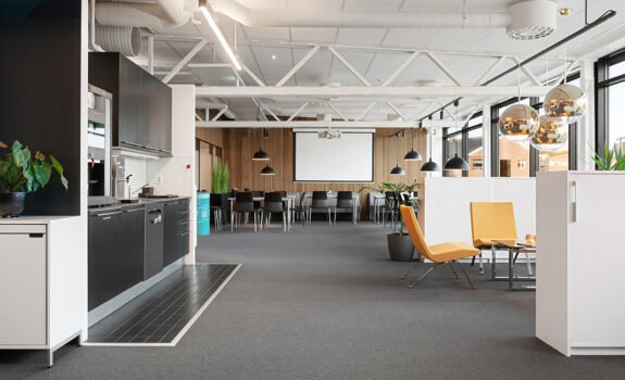 Tekjøkken med spiseplasser