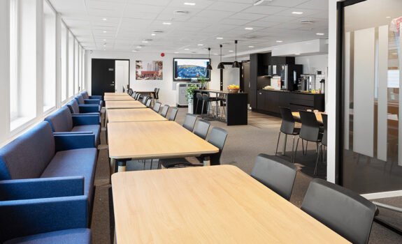 Kantine med bord og stoler