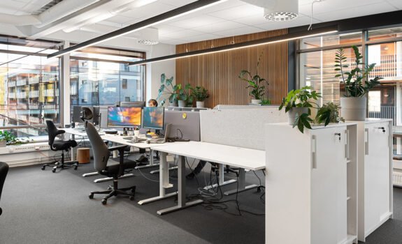 Kontorlandskap hvite kontorpulter