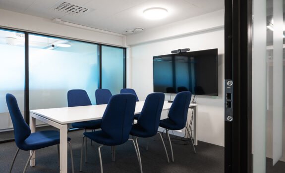 Møterom blå stoler