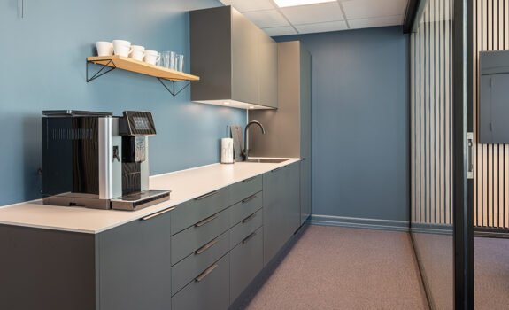 Sort kjøkken med hvit benkeplate