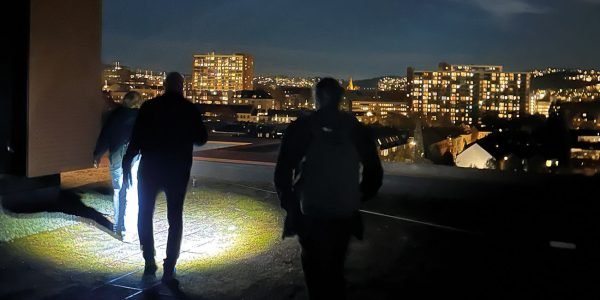 Personer på tak på kvelden