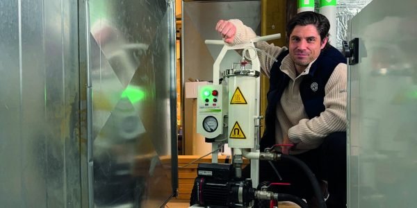 mann med mobilt renseanlegg i teknisk rom