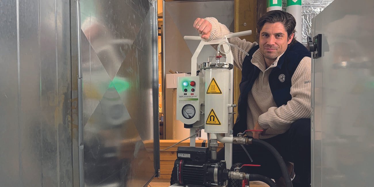 mann med mobilt renseanlegg i teknisk rom