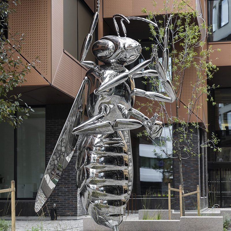 Bien på plass i gårdsrommet